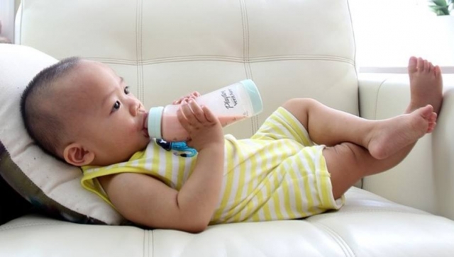 bebê tomando leite