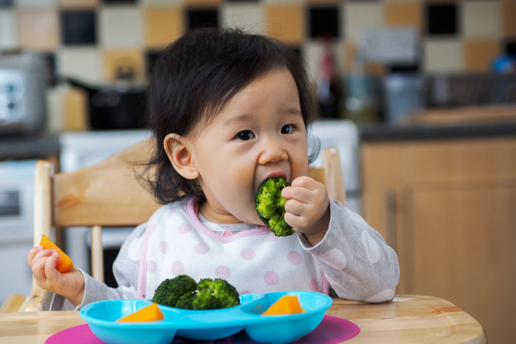 menina comendo brócolis