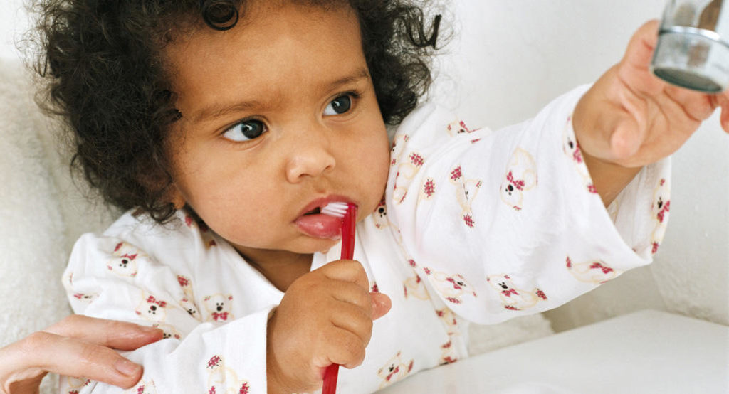 como cuidar dos dentes do bebê de 1 ano