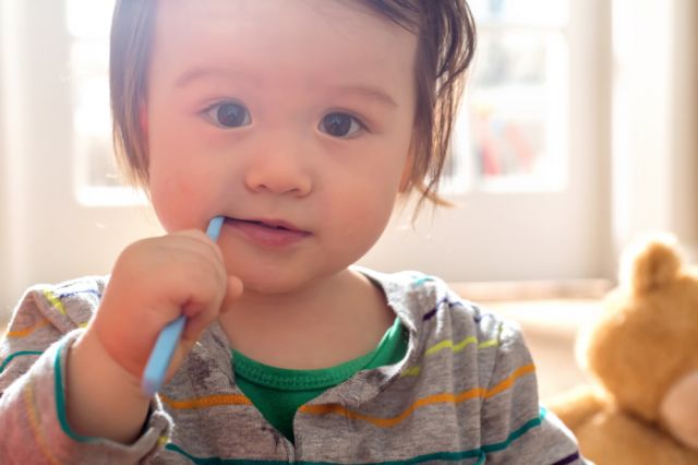 criança de 1 ano escovando os dentes