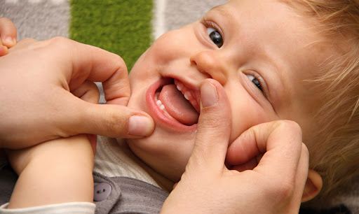 nascimento dos primeiros dentes do bebê