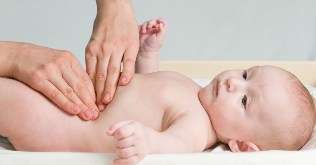 massagem para amenizar cólicas em bebês