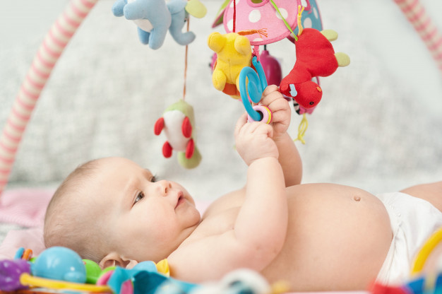 como escolher os melhores tapetes de atividades para bebês