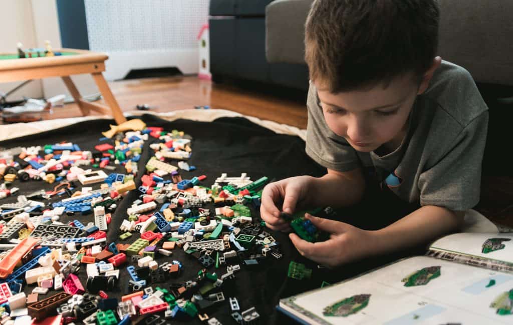 menino brincando de Lego