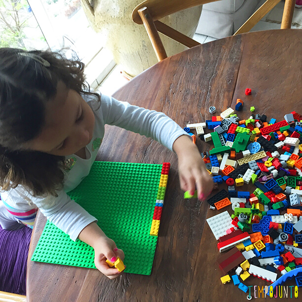 menina brincando de LEGO® para crianças
