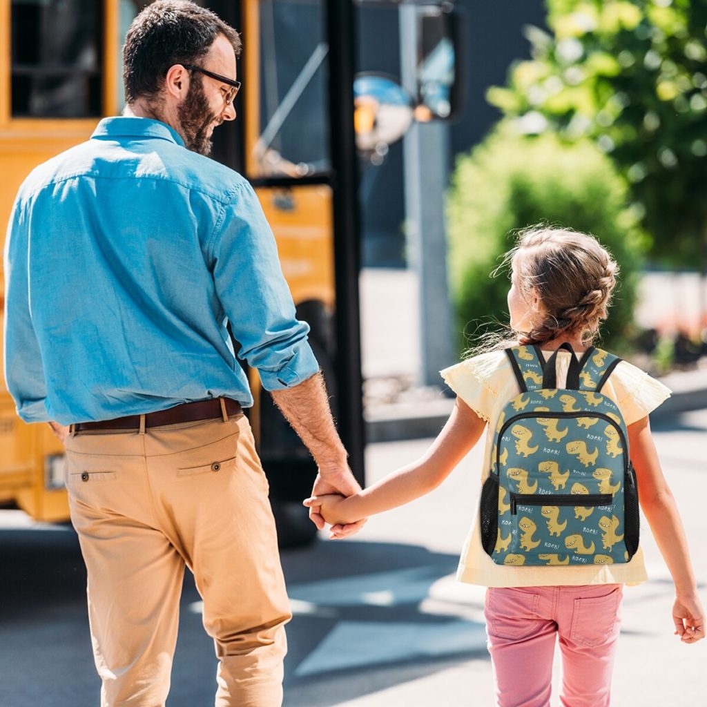menina e pai indo para a escola