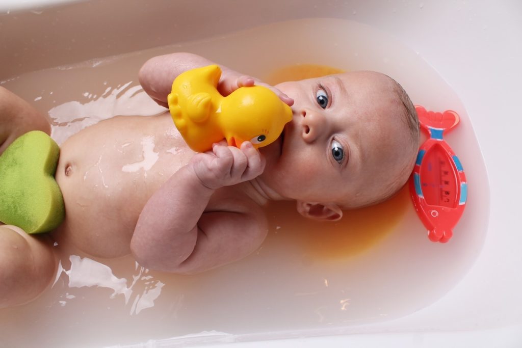 bebê com patinho no banho